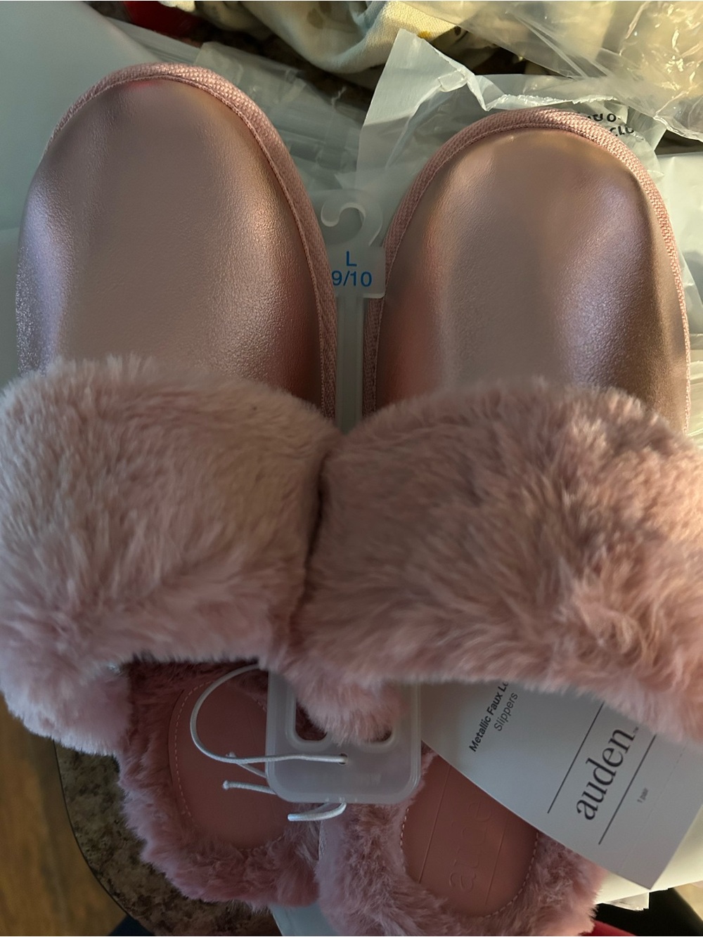 Slippers / Fuzzy Footwear